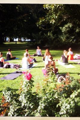 Yoga en extérieur annecy
